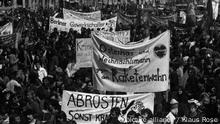 Demonstration gegen atomare Aufrüstung, Menschenmenge mit Transparenten 1982 (picture alliance / Klaus Rose)qrv