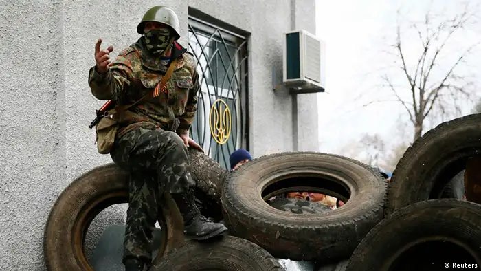 Prorussische Bewaffnete stürmen Gebäude in der Ostukraine