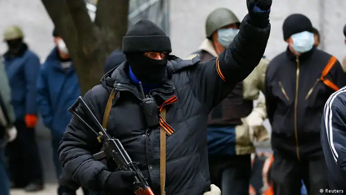 Prorussische Bewaffnete stürmen Gebäude in der Ostukraine