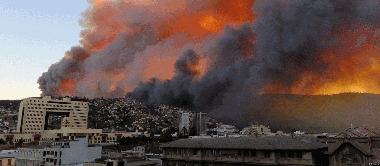 Wildfire in Chilean port city – DW – 04/13/2014