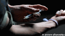 ARCHIV - ILLUSTRATION - Ein Mann setzt sich am 14.05.2011 in München (Bayern) eine Heroinspritze in den Arm. 2013 sind im Vergleich zum Vorjahr wieder mehr Menschen in Bayern an Drogen gestorben. Foto: Frank Leonhardt/dpa +++(c) dpa - Bildfunk+++