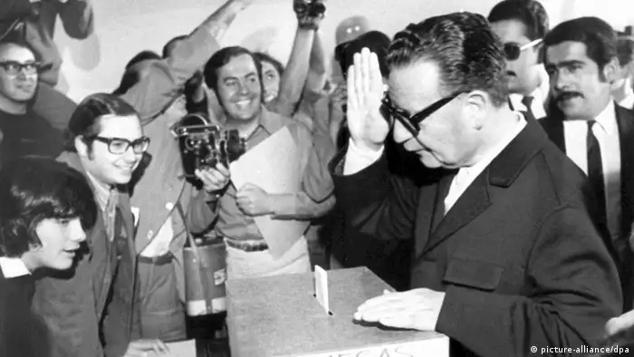 Salvador Allende an Wahlurne (picture-alliance/dpa)