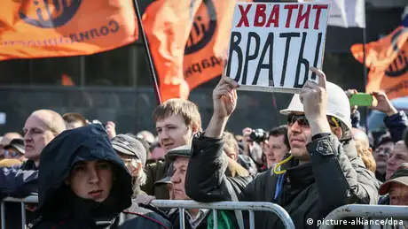 Demonstration gegen Zensur in Moskau: Ein Demonstrant hält ein Schild hoch, auf dem steht: Hört auf zu lügen (Foto: dpa)