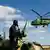 Ukrainische Soldaten beobachten Hubschrauber (foto: reuters)