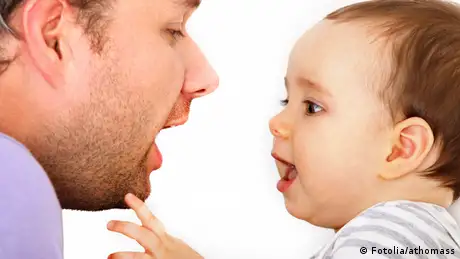 Ein Vater spricht mit seinem Baby