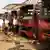 Buses calcinados tras ataque terrorista este lunes 14 de abril en la capital de Nigeria.
