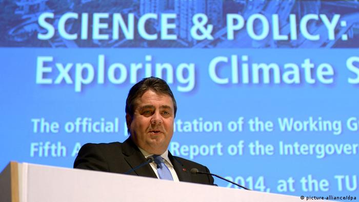 Bundeswirtschaftsminister Sigmar Gabriel spricht bei der Vorstellung des 5. Weltklimaberichts an der TU in Berlin Foto: DPA