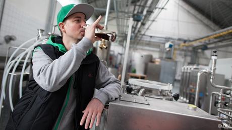 Nach dem Brauen wird getestet: Kurt probiert das frisch gebraute Bier der Universitäts-Brauerei.