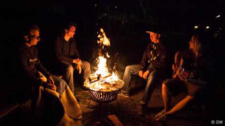 Der Klassiker beim Zelten: gemeinsam am Lagerfeuer sitzen und Musik machen..