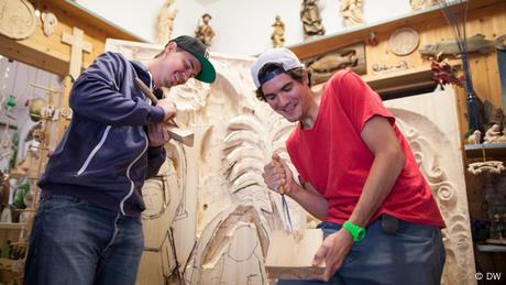 Mit Schnitzeisen und Schlägel wird aus einem Stück Holz eine kunstvolle Skulptur – wenn man das notwendige Talent mitbringt.