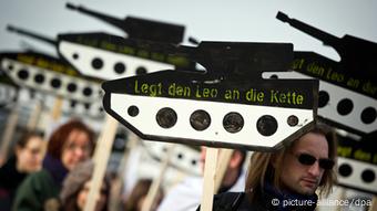 Kundgebung gegen Deutsche Rüstungsindustrie vor dem Berliner Reichstag (Foto: Daniel Naupold/dpa)