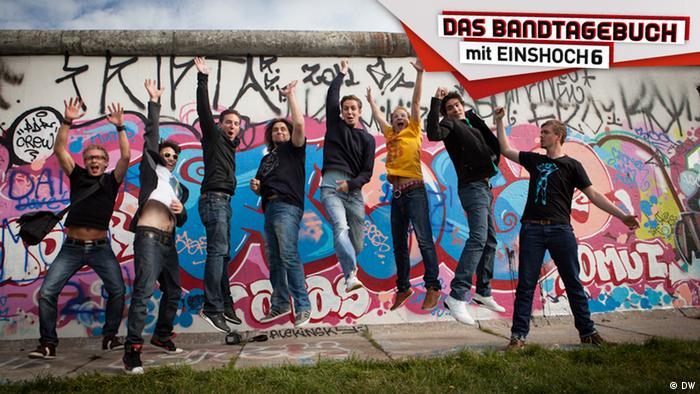 Die Musiker der Band EINSHOCH6 vor der Berliner Mauer