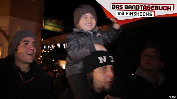 Die Musiker Tobias, Basti, Andi und sein Sohn Quinn sind auf dem Weihnachtsmarkt. (Quelle: DW)