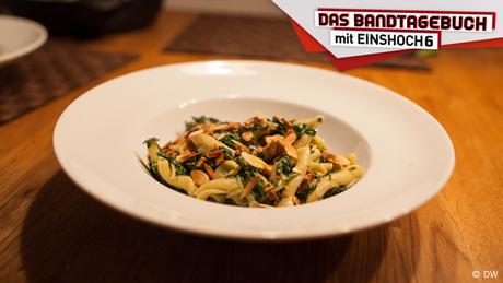 Ein Teller mit Nudeln, Spinat und Sauce. (Copyright: DW)