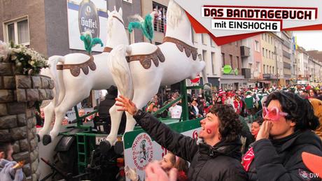 „Strüßje!“ Auf den Karnevalszügen im Rheinland werden nicht nur süße Kamelle geworfen, sondern auch kleine Blumensträuße.