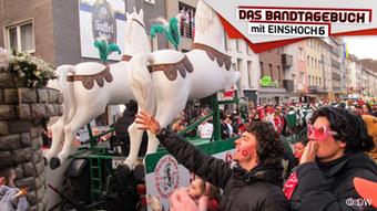 „Strüßje!“ Auf den Karnevalszügen im Rheinland werden nicht nur süße Kamelle geworfen, sondern auch kleine Blumensträuße.