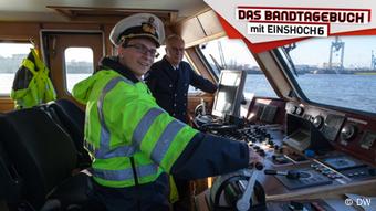 Unterwegs im Hamburger Hafen darf Basti das Kommando über die Brücke übernehmen. Ob das wohl gut geht?
