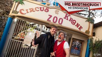 Mr. Fips, Clown der dritten Generation, zeigt Kurt, wie es hinter den Kulissen von Zirkus Krone aussieht.