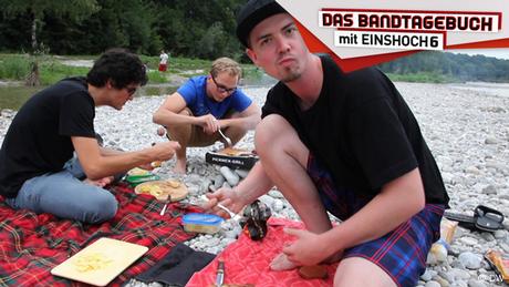 Picknick an der Isar: Der kleine Grill ist praktisch für spontane Ausflüge.