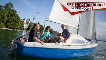 Ausflug zum Starnberger See südwestlich von München: Tobi und Basti lernen von Andi, wie man ein Segelboot steuert.