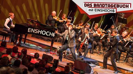 Hip-Hop trifft Klassik: gemeinsam mit dem Orchester der Württembergischen Philharmonie rockt EINSHOCH6 die Bühne der Reutlinger Stadthalle.