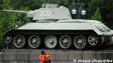 Ein Mann fotografiert am 20.05.2013 einen Panzer am Sowjetischen Ehrenmal im Tiergarten in Berlin. Viele Touristen nutzen das verlängerte Wochenende für einen Kurztrip in die Hauptstadt. Foto: Britta Pedersen/dpa +++(c) dpa - Bildfunk+++
