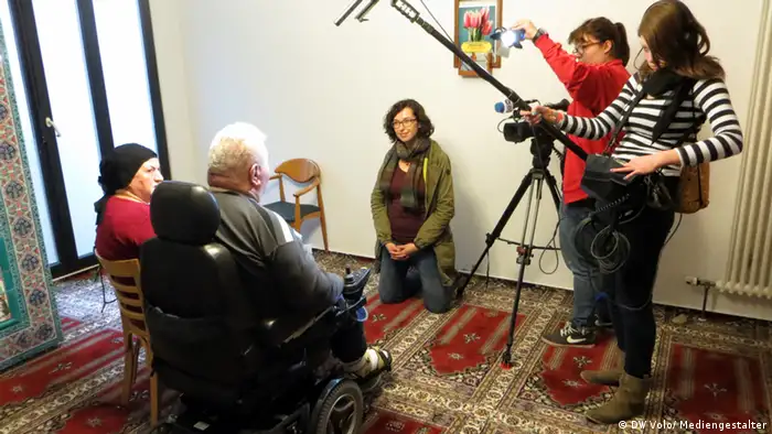DW Volonäre und Mediengestalter-Auszubildende bei einem Dreh in einem multikulturellen Altenheim (Foto: DW Volo/Mediengestalter).