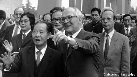 Bildergalerie Hu Yaobang mit Erich Honecker Archiv (picture-alliance/dpa)