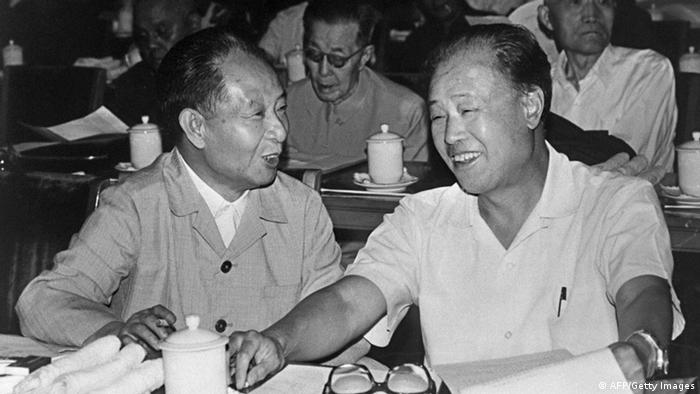 Bildergalerie Hu Yaobang mit Zhao Ziyang Archiv 1982 (AFP/Getty Images)