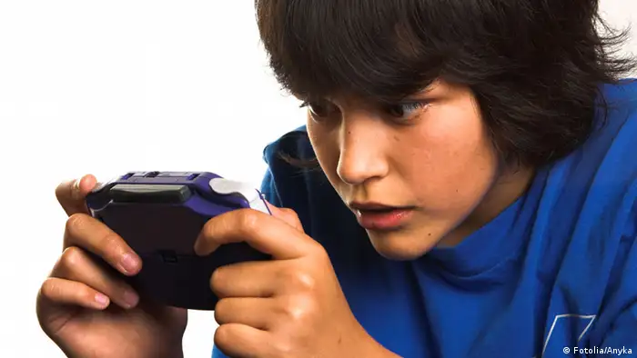 Junge mit Game Boy (Foto: Fotolia/Anyka)