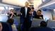 John Kerry auf dem Flug nach Genf (Foto: Reuters) John Kerry auf dem Flug nach Genf (Foto: Reuters)