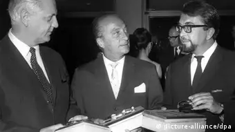 Kurt Hoffmann (mi.) bei der Verleihung des Deutschen Filmpreises in Berlin (27.6.1965 )