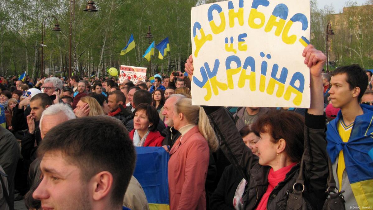 Тысячи жителей Донецка вышли на митинг за единство Украины – DW – 18.04.2014