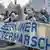 Friedensaktivisten tragen ein Banner "Berliner Ostermarsch" (Foto: dpa)