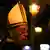 Papst Franziskus mit einem Flambeaux bei der Osternachtsfeier im Petersdom (Foto: Reuters)