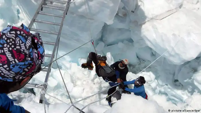 Rettungsaktion am Mount Everest Lawine 19.04.2014
