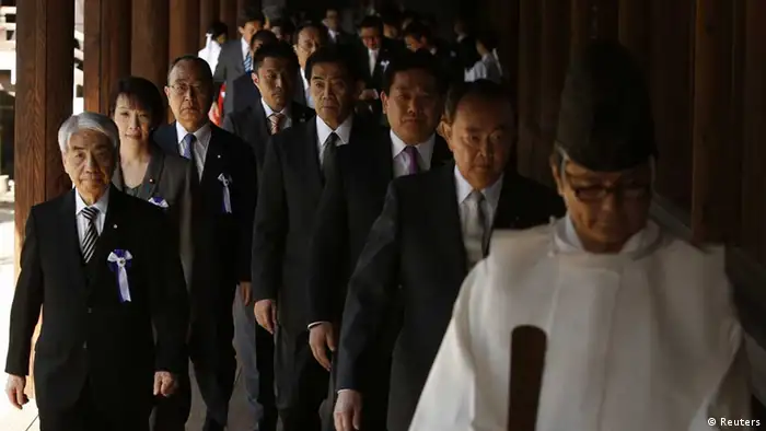 日本内阁成员4月22日参拜靖国神社