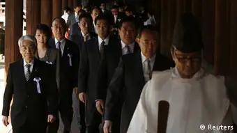 Japanische Abgeordnete besuchen den umstrittenen Yasukuni-Schrein in Tokio