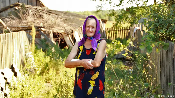 Oma Alevtina lebt in Belarus. Volontärin Iryna Shpakouskaya besuchte ihre Großmutter für das Multimedia-Projekt (Foto: DW/Tarek Elias).