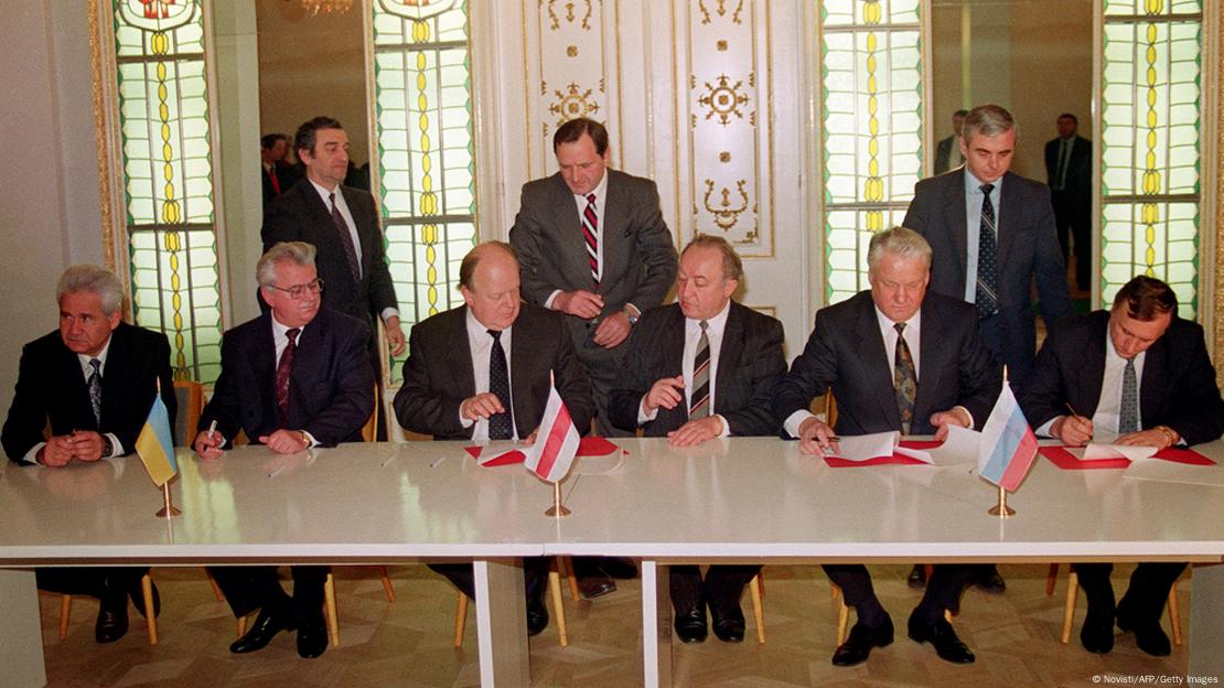 Kravchuk (2º a esq.) e lideres de Belarus e Rússia, formalizam fim da União Soviética em dezembro de 1991