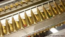 Patronen des Kalibers 5,56 mm, wie sie auch im Sturmgewehr G36 der Bundeswehr verwendet werden, laufen am 20.02.2014 in einer Produktionshalle des Munitionsherstellers Metallwerke Eisenhütte Nassau MEN in Nassau (Rheinland-Pfalz) durch die Endkontrolle. Foto: Thomas Frey/dpa