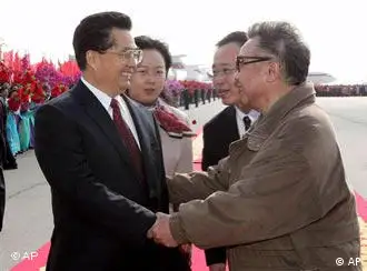 2005年10月28日胡锦涛访问朝鲜，金正日到机场迎接