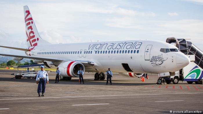 Flugzeug von Virgin Australia Flughafen Bali 25.04.2014