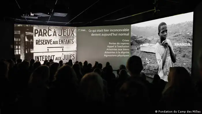 Sur trois écrans, un film immersif présentant les résistibles engrenages pouvant conduire au génocide