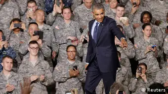 Südkorea USA Präsident Barack Obama in Seoul mit Soldaten CLOSE