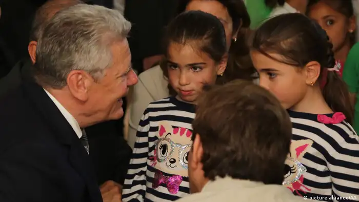 Gauck mit Flüchtlingskindern in der Türkei April 2014 (Foto: Orhan Cicek/Anadolu Agency)