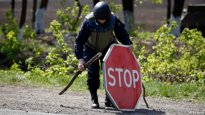 Symbolbild Ukraine Krise Stoppschild in Slowjansk 27.04.2014
