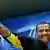 Dani Alves reckt den Daumen hoch. (Foto: Reuters)
