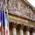Französische Flaggen vor der Nationalversammlung in Paris (Foto: dpa)