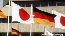 Die Nationalflaggen von Japan und der Bundesrepublik Deutschland flattern im Wind vor dem Gebäude des Flughafens Köln/Bonn. (undatierte Aufnahme)